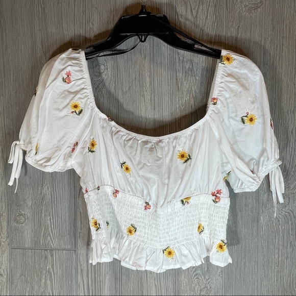 Forever 21 White woven floral crop top Size L - Picture 2 of 5
